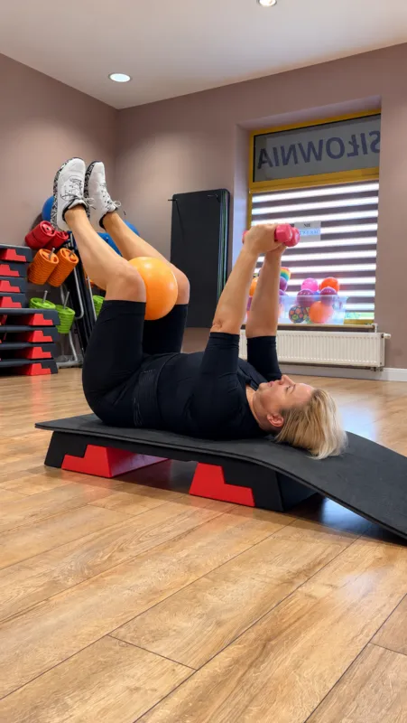 EMS w rehabilitacji — ćwiczenia na macie z obciążeniem