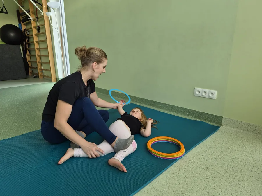 Ćwiczenie z obręczą — młodsze dzieci